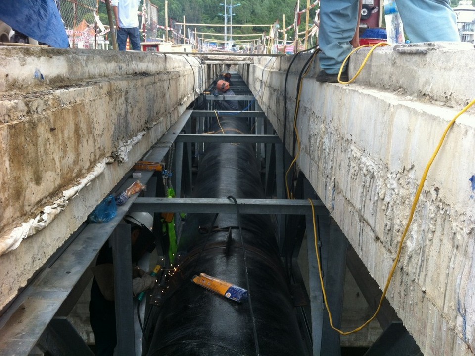 thi công han ong thep Cau Binh Tan.jpg